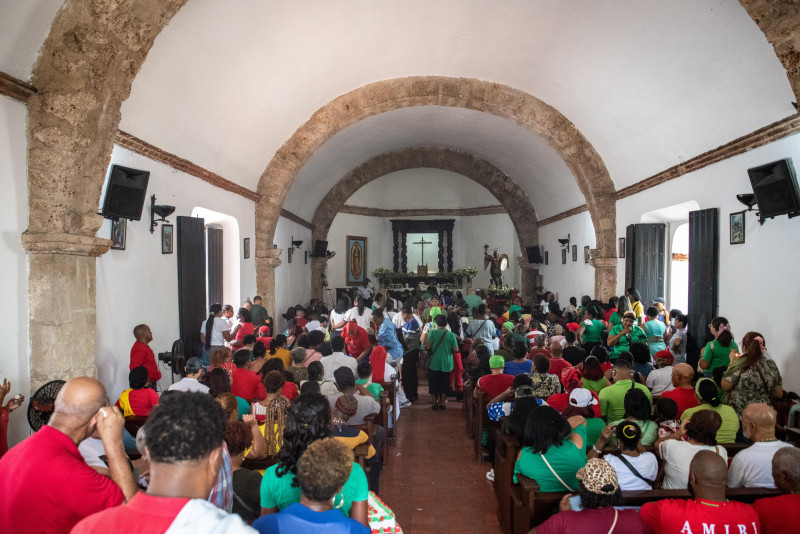 Devotos en la iglesia San Miguel, de la Zona Colonial, con motivo a al día del santo.