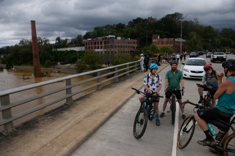 Los residentes de Asheville ven los daños en el Distrito de las Artes cerca del centro después de que las fuertes lluvias del huracán Helene causaran inundaciones y daños récord el 28 de septiembre de 2024 en Asheville, Carolina del Norte.