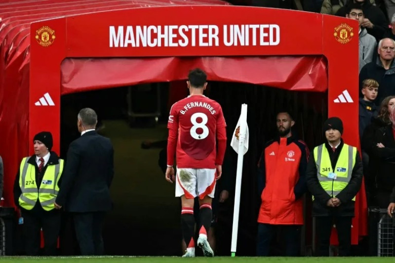 El capitán del Manchester United, el portugués Bruno Fernandes, se dirige a los vestuarios tras ser expulsado en el partido contra el Tottenham.