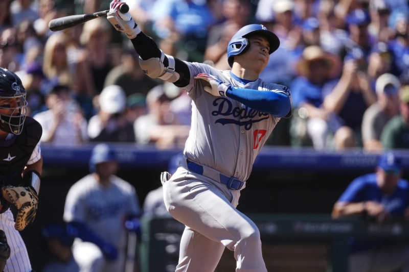 hohei Ohtani, de los Dodgers de Los Ángeles, batea un roletazo contra el lanzador abridor de los Rockies de Colorado, Ryan Feltner, en la primera entrada del partido.