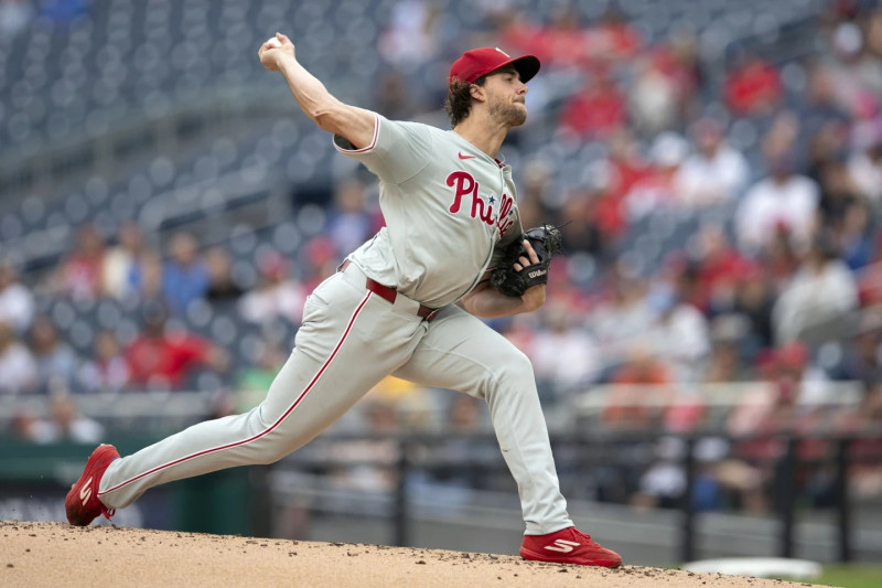 El lanzador abredor de los Filis de Filadelfia, Aaron Nola, lanza durante la primera entrada del juego contra los Nacionales de Washington.