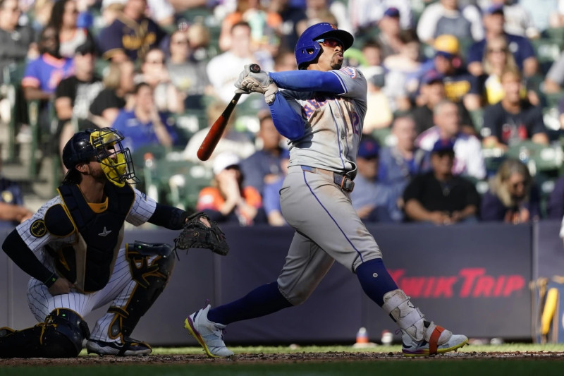 Francisco Lindor, de los Mets de Nueva York, pega un jonrón solitario durante la sexta entrada del partido..