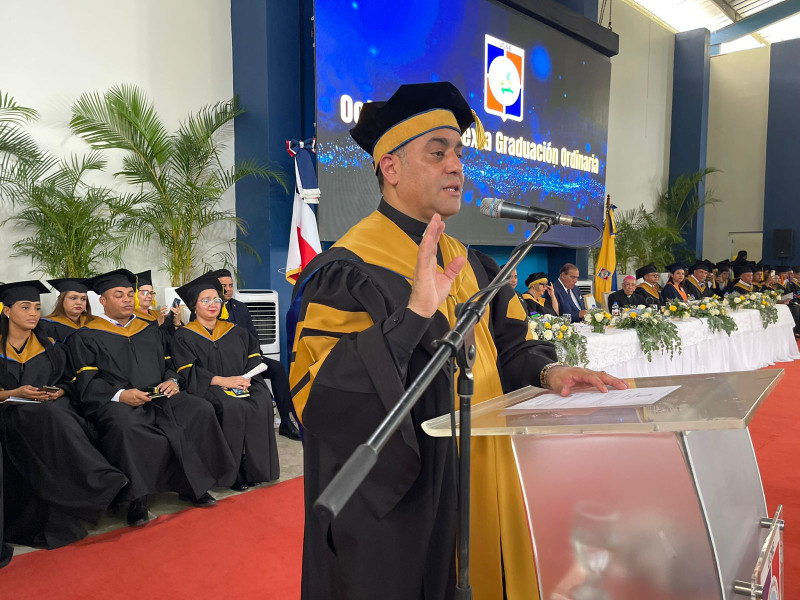 El rector de la UCNE, reverendo padre Isaac García de la Cruz.