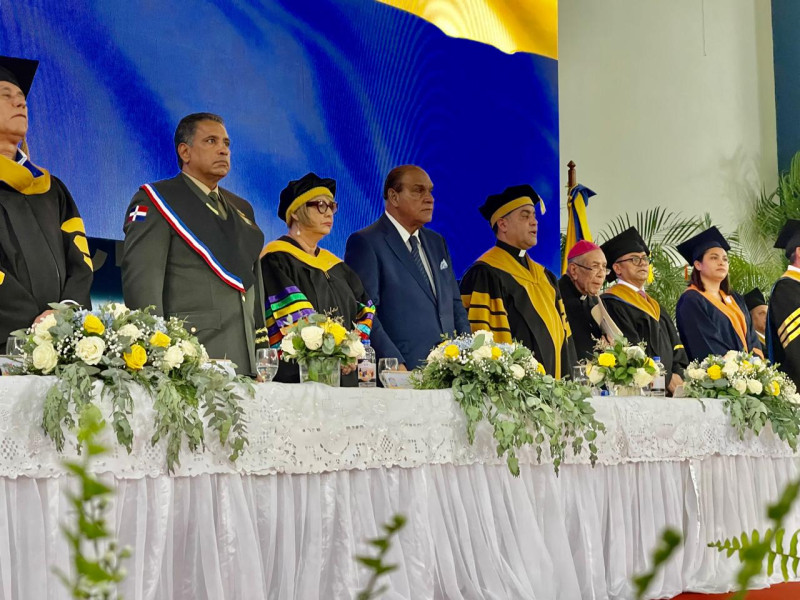 El rector de la UCNE, padre Isaac García de la Cruz, acompañado del director del Listín Diario, Miguel Franjul, el obispo emérito De Jesús Moya, y los rectores de la UTESUR y la Universidad Militar  mientras presidían la ceremonia de graduación de 382 nuevos profesionales en diferentes carreras.