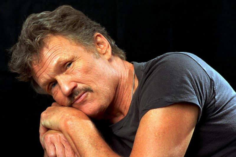 Kris Kristofferson posa para un retrato en Nashville, Tennessee, el 15 de agosto de 1995.