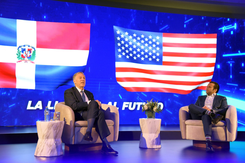 Fotografía muestra a exsecretario de Estado de los Estados Unidos, Mike Pompeo junto con José Gómez-Canaan (Jochy), en su conferencia “Cuatro años después: La llamada política, tecnología e innovación gubernamental”.