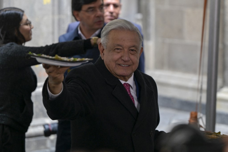 El presidente saliente de México, Andrés Manuel López Obrador, ofrece desayuno a los periodistas presentes después de pronunciar su última conferencia diaria en el Palacio Nacional en la Ciudad de México el 30 de septiembre de 2024.