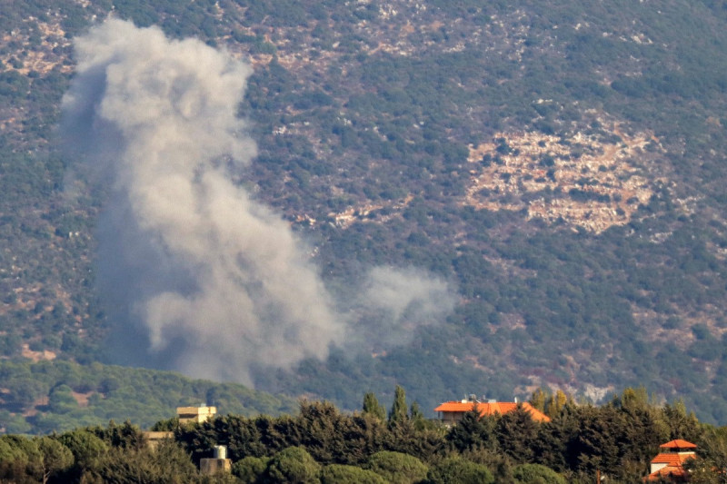 Una columna de humo sale después de un ataque aéreo israelí dirigido a las afueras de la aldea de Kfar Hamam, en el sur del Líbano, el 30 de septiembre de 2024