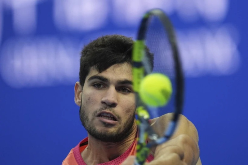 Carlos Alcaraz devuelve ante Karen Khachanov durante el Abierto de China, el lunes 30 de septiembre de 2024, en Beijing.