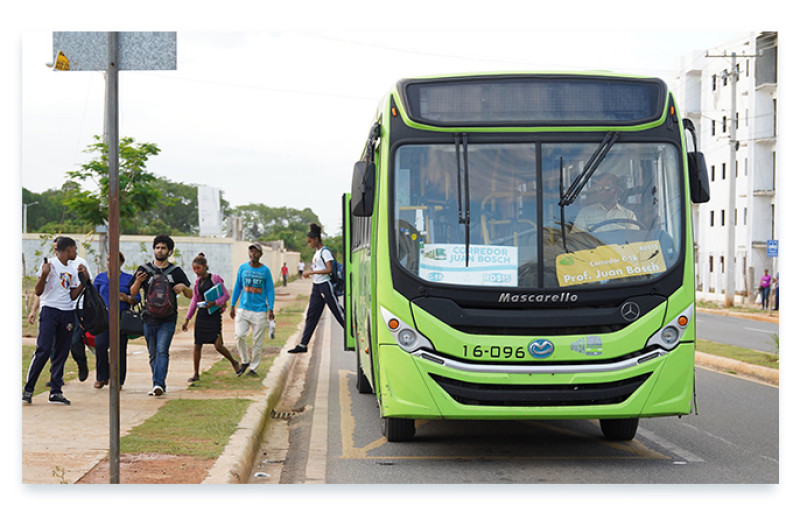 Los residentes en Ciudad Juan Bosch denuncian que deben esperar largas horas por los autobuses de la OMSA.