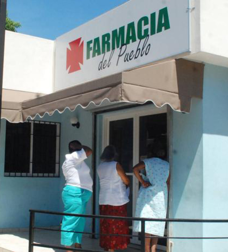 Usuarios en una Farmacia del Pueblo.