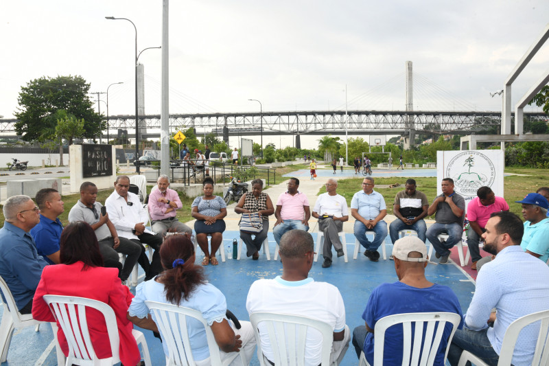 Líderes comunitarios de los Guandules exponen problemáticas a Listín Diario.