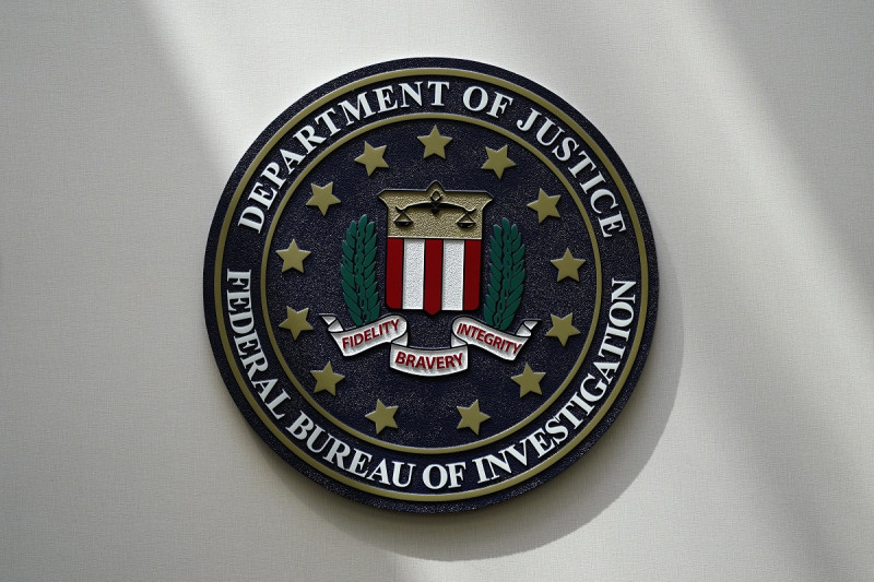 Logo del FBI en una pared el 10 de agosto de 2022, en Omaha, Nebraska.