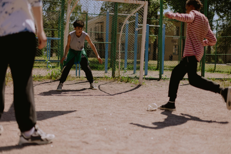 Adolescentes practican deportes al aire libre.