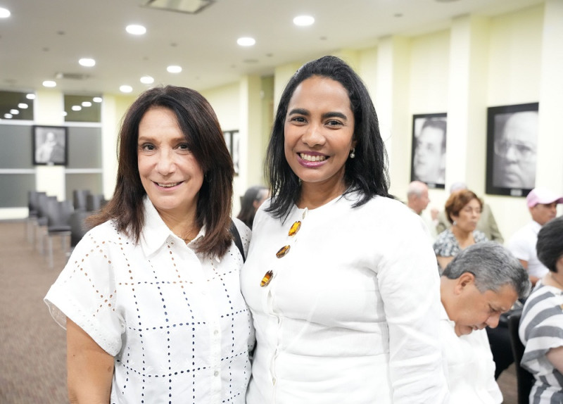 Inés Tolentino y Lilian Carrasco de Cury.