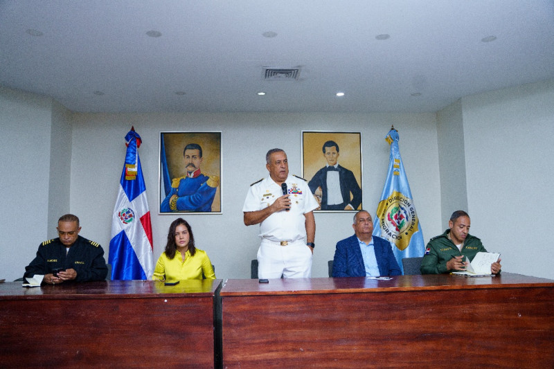 El vicealmirante Luis Rafael Lee Ballester reune al personal de Migración.