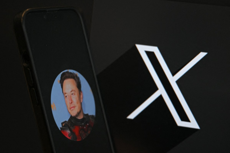 Esta fotografía ilustrativa muestra el logotipo de la red social X (antes Twitter) y una fotografía del consejero delegado de la red social X, Elon Musk, en un smartphone