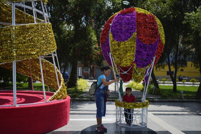 Una mujer se toma una selfie con su hija dentro de una decoración navideña en Caracas, Venezuela, ayer martes.