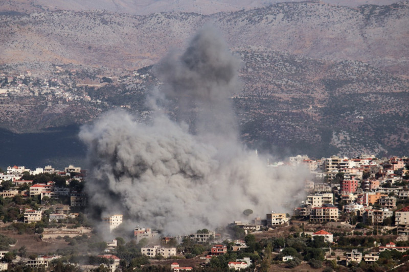 Una nube de humo sale del lugar donde se produjo un ataque aéreo israelí contra la localidad libanesa de Khiam, cerca de la frontera con Israel, el 2 de octubre de 2024