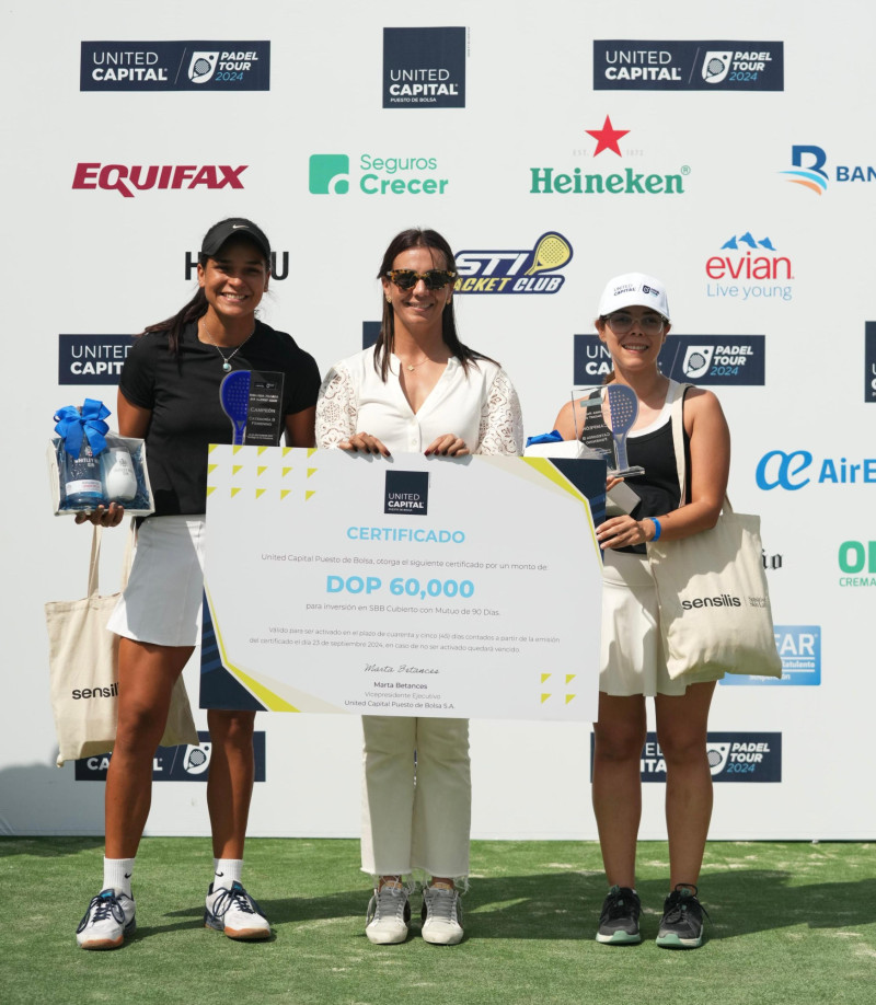 Rosa Aybar entrega premio a las campeonas Cat B: Eva Brito y Annabelle Inoa.