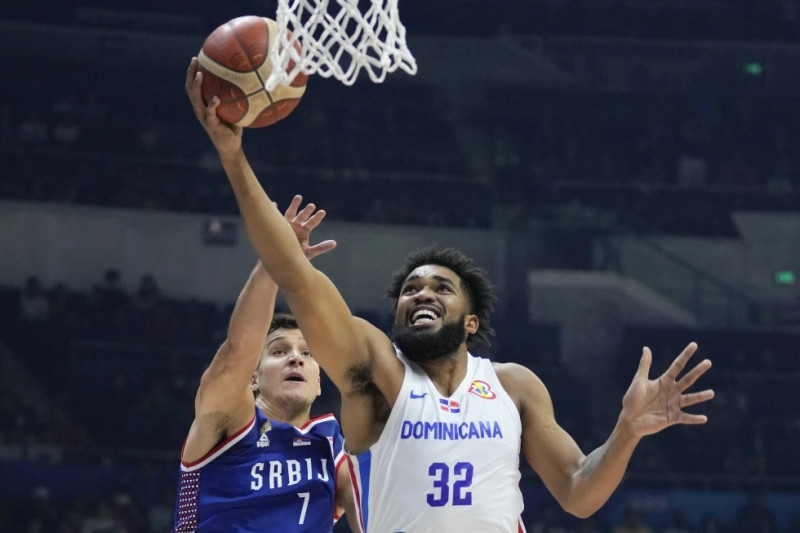 Karl-Anthony Towns aparece en acción con el equipo de República Dominicana en la Copa Mundial del 2023.