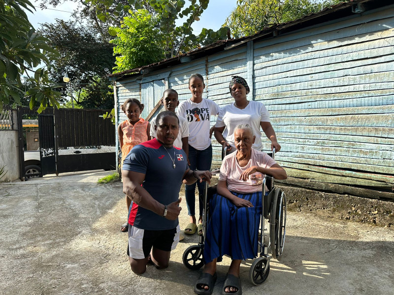 Jesús Rodríguez junto a su madre, su esposa y sus hijos.