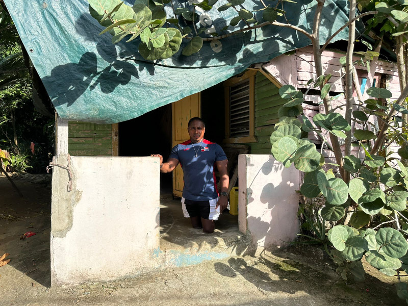 El paraatleta Jesús Rodríguez en la entrada de su precaria vivienda, en la que espera no tener que vivir por mucho más tiempo.