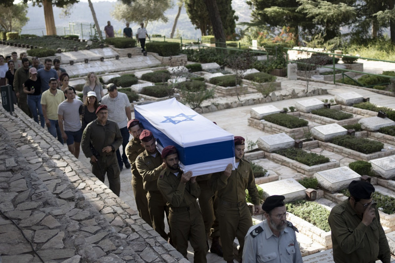 Soldados portan el féretro del capitán del ejército israelí Eitan Yitzhak Oster, muerto en combate en Líbano, durante su funeral en el cementerio militar de Monte Herzl, ayer miércoles, en Jerusalén.