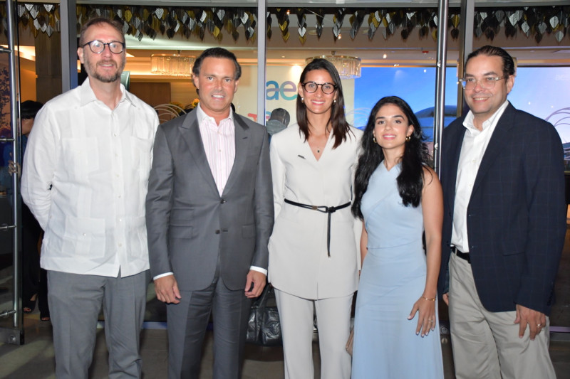 Miguel Guerra, Juan Tomás Díaz, Yhamminha Dickson, Carola Lama y Miguel de la Cruz.