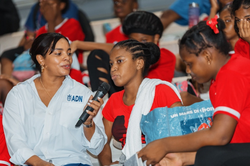 Alrededor de 300 niños y niñas de Guachupita, practicantes de varias disciplinas deportivas, escucharon con atención las palabras de los encargados, donde se destacó la relevancia de la promoción de valores fundamentales como el esfuerzo, la dedicación y la salud mental.