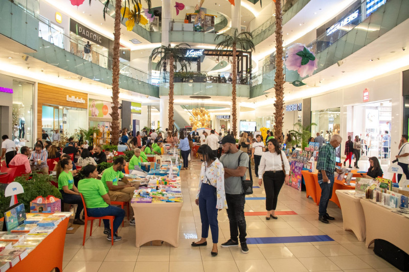 Visitantes de todas las edades disfrutan de las ofertas y actividades contempladas en esta feria del libro.