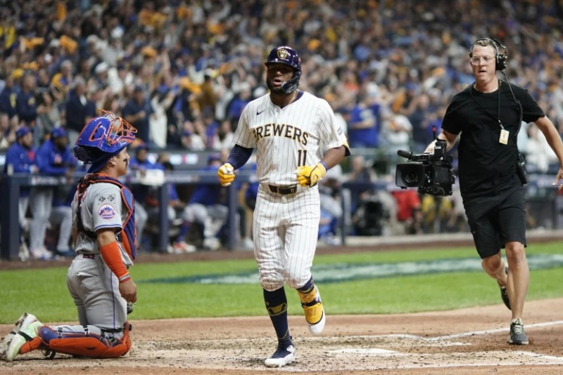 ackson Chourio, de los Cerveceros, pega un jonrón durante la octava entrada del segundo juego de la ronda de comodines de la Liga Nacional contra los Mets de Nueva York el pasado miércoles.