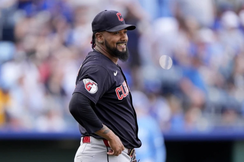 El lanzador de relevo de los Guardianes, Emmanuel Clase, reacciona después de un pasado partido de béisbol contra los Kansas City.