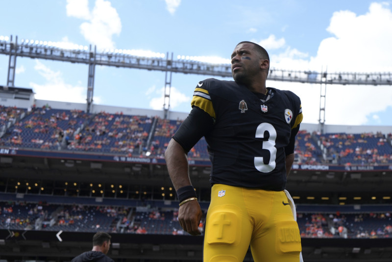 El mariscal de campo de los Steelers de Pittsburgh, Russell Wilson, calienta antes de un partido contra los Denver Broncos, el domingo 15 de septiembre de 2024