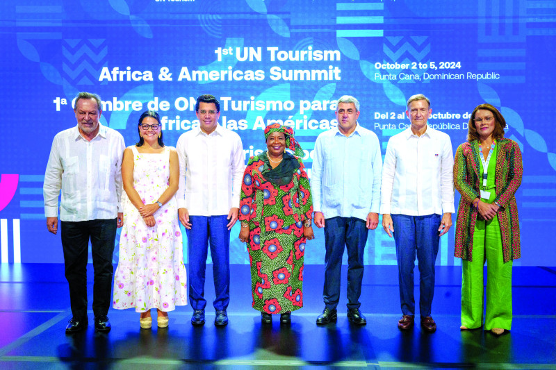 Zurab Pololikashvili, secretario general de ONU Turismo; Natalia Bayona, directora ejecutiva de ONU Turismo; David Collado, ministro de Turismo; Auxilia Mnangagwa, primera dama de Zimbabue; Gustavo Santos, director regional de las Américas de ONU Turismo; Roberto Álvarez, canciller dominicano, y Elcia Grandfcourt, directora regional de África.