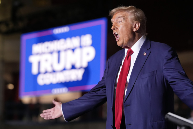 El candidato presidencial republicano Donald Trump llega a un acto de campaña el Ryder Center en la Universidad Estatal Saginaw Valley, el jueves 3 de octubre de 2024, en University Center, Michigan