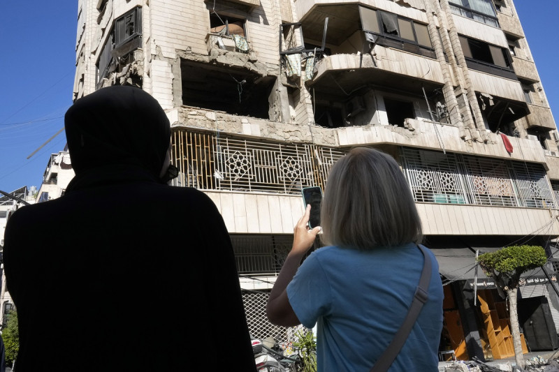 Dos mujeres libanesas, ayer delante de un apartamento alcanzado por un ataque aéreo israelí en un edificio residencial de varias plantas, en el centro de Beirut,