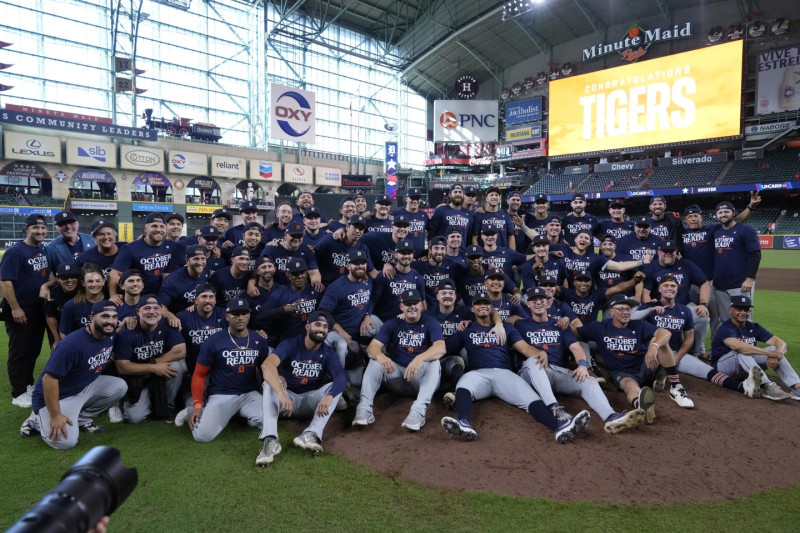 os Tigres de Detroit posan para una foto grupal después de su victoria 5-2 contra los Astros de Houston en el segundo juego de la Serie de Comodines de la Liga Americana el miércoles pasado.