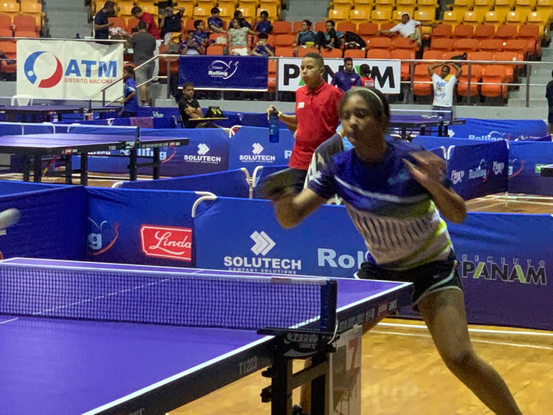 Acción en uno de los partidos en la rama femenina de la pasada edición del Clásico Rolling de Tenis de Mesa.