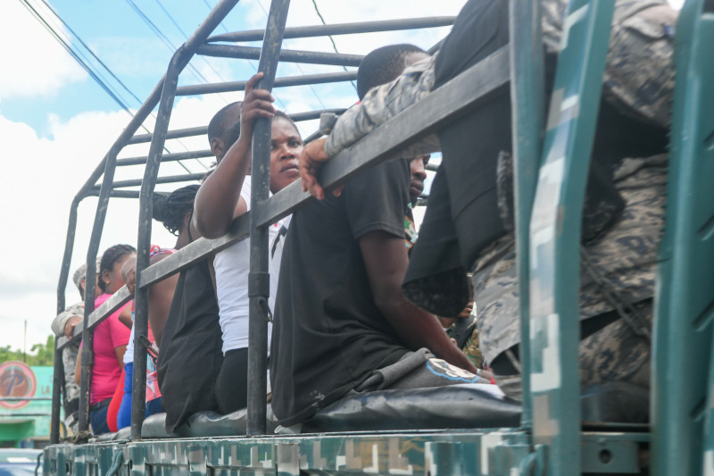 Un camión de la Fuerza Aérea transporta haitianos con estatus irregular al Vacacional de Haina.