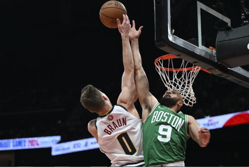 Derrick White bloquea a Christian Braun en un intento al aro.