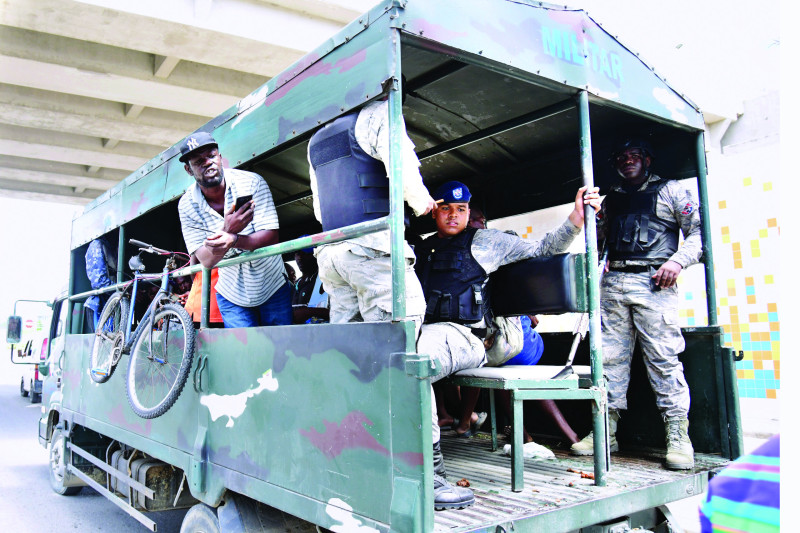 Haitianos detenidos en la operación de ayer son conducidos en una unidad militar al Centro Vacacional de Haina.