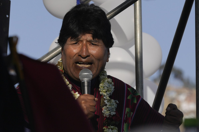 El expresidente Evo Morales se dirige a sus simpatizantes tras marchar hacia La Paz, Bolivia, para protestar contra el mandatario actual Luis Arce.