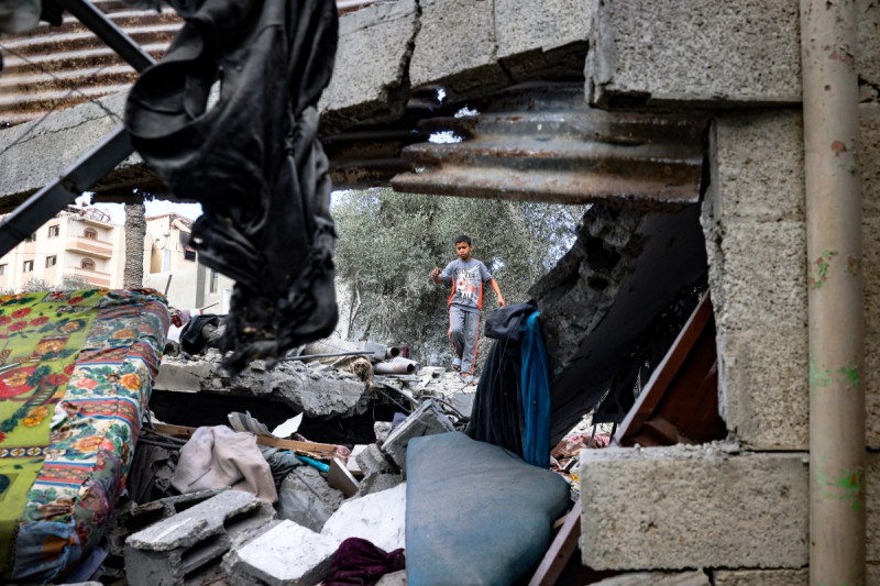 Un niño camina entre los escombros de una casa alcanzada por un ataque israelí en Deir El-Balah, en el centro de la Franja de Gaza, el 4 de octubre de 2024, en medio de la guerra en curso entre Israel y el movimiento palestino Hamás