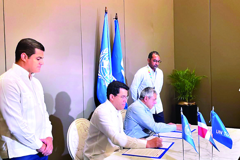 El ministro David Collado firma junto al secretario general de la ONU, Zurab Pololikashvili.