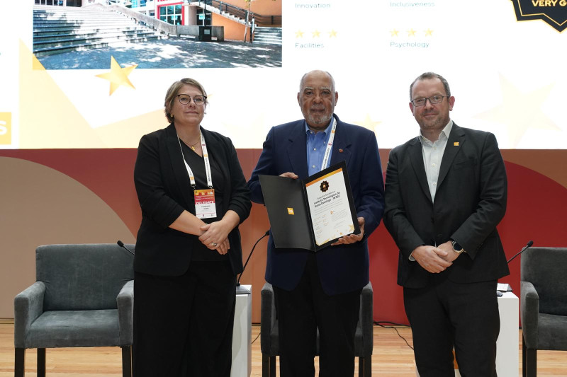 El rector de Intec, Julio Sánchez, al recibir el reconocimiento.