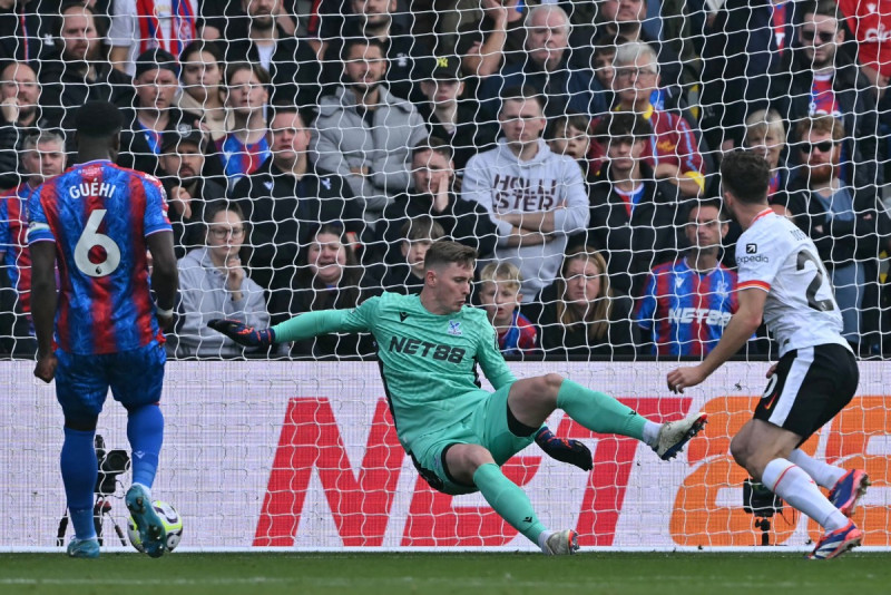 Diogo Jota anota ante el portero del Crystal Palace, Dean Henderson