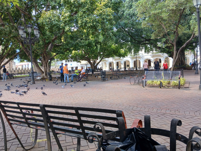 La mayoría de los bancos del parque Colón, punto de reunión para tertulias, lucían vacíos al caer la mañana del pasado viernes.