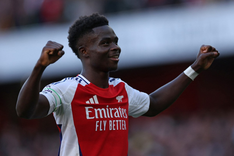 Bukayo Saka celebra el tercer gol del equipo durante el partido de la Premier League entre el Arsenal y el Southampton en el Emirates Stadium el 5 de octubre de 2024