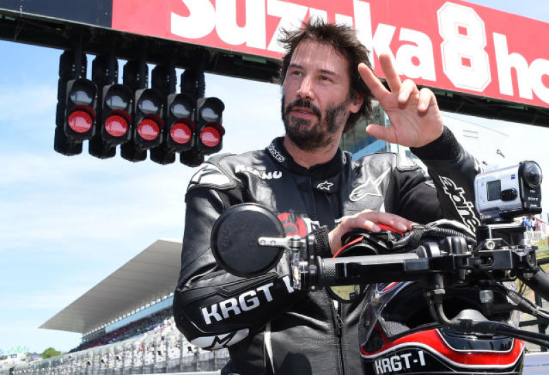 Keanu Reeves conduce durante la carrera de autos de GR Cup Series en Indianápolis Motor Speedway, el sábado 5 de octubre de 2024 en Indianápolis.